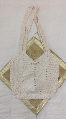 Bolsa de crochê bege com alça comprida