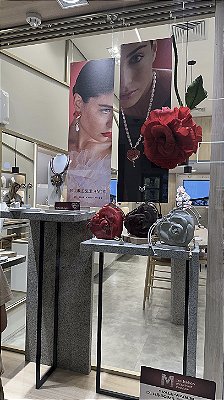 Rosa Escarlate: A Essência do Luxo na Vitrine Maria Dolores