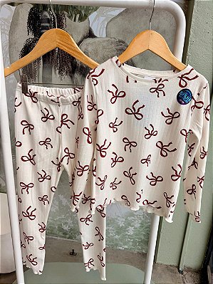 Pijama brilha no escuro