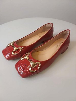 SAPATILHA VERMELHA FIVELA DOURADA