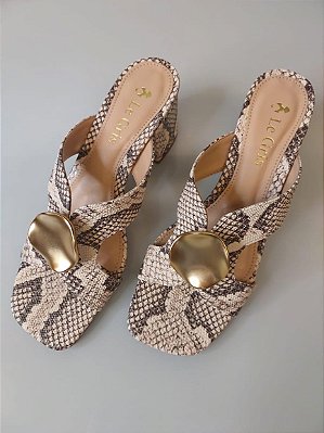 MULE EM COURO COM BROCHE ORGÂNICO DOURADO