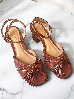 SANDÁLIA MARROM E OURO VELHO