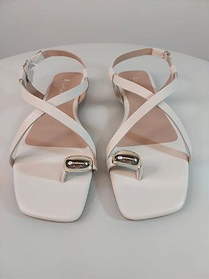 SANDÁLIA OFF WHITE COM BROCHE