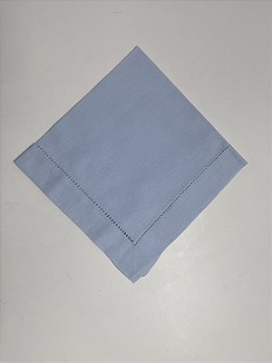 Guardanapo azul bebê com ponto ajour feito a mão