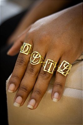 ANEL DE LETRA VAZADO - BANHADO A OURO