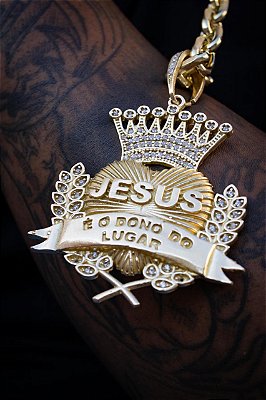PINGENTE POZE JESUS É O DONO DO LUGAR CRAVEJADO COM ADEREÇOS - MOEDA ANTIGA