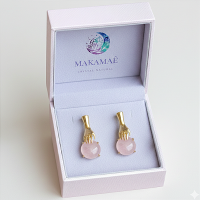 Brinco Quartzo Bruto Rosa Banhado Ouro - Maozinha segurando a pedra