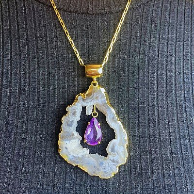 Colar de Medalha Pedra  Bruta e Quartzo Roxo com corrente  Banhado Ouro