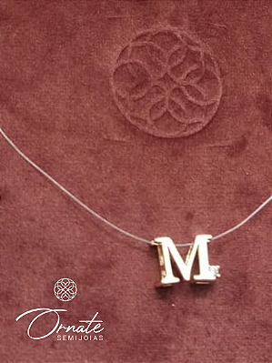 Colar Letra "M" com Fio Invisível