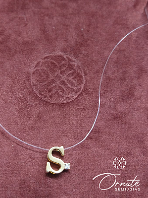 Colar Letra "S" com Fio Invisível