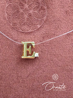 Colar Letra "E" com Fio Invisível