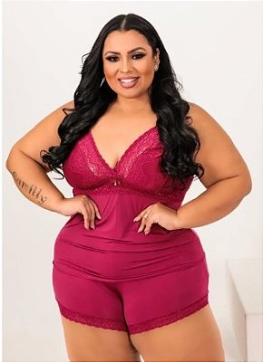 SHORT DOLL EM LIGANETE SEM BOJO COM RECORTES EM RENDA E DETALHES NAS COSTAS. PINGENTE E REGULADORES BANHADOS A OURO 24 QUILATES.