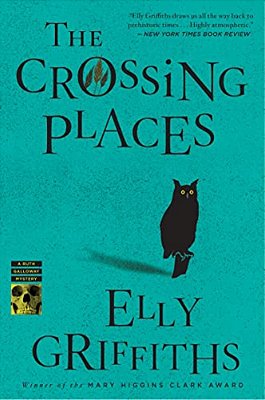 The Crossing Places: The First Ruth Galloway Mystery-..