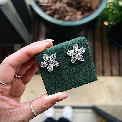 Brinco flor cravejado zirconias banho rodio branco