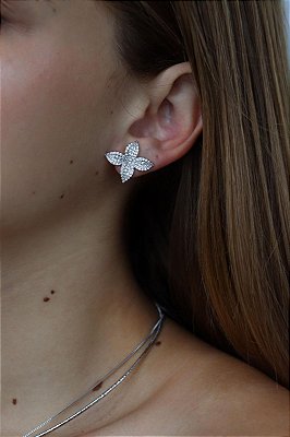 Brinco camelia banho rodio branco