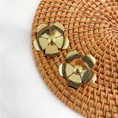 Brinco liso flor banho ouro 18k