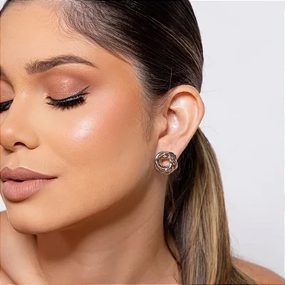 Brinco liso em banho de ródio branco