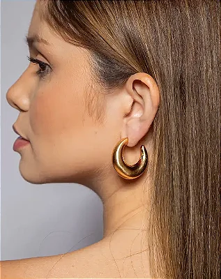 Brinco argola acetinado com banho em ouro 18k
