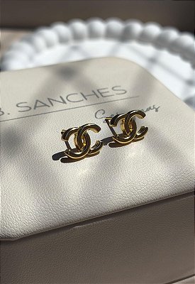 Brinco liso banho ouro 18k