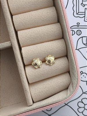 Brinco infantil flor banho ouro 18k