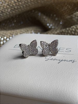 Brinco borboleta cravejado zirconia banho rodio branco