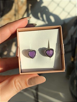 Brinco coração pedra fusion ametista banho rodio branco