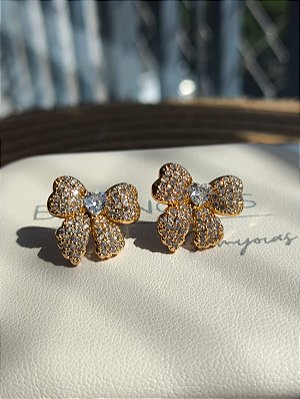 Brinco laço cravejado com zirconias banho ouro 18k