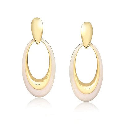 Brinco resina branco marmorizado com banho de ouro 18k