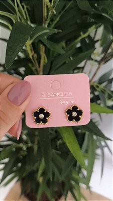 Brinco flor preto banho ouro 18k