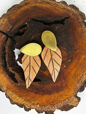 Brinco de folha em madeira talhada com base em formato de gota