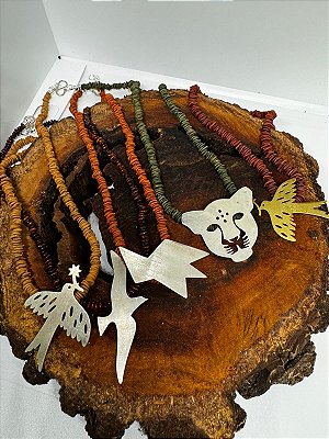 Colar de sementes amazônicas, com pingentes em prata e latão