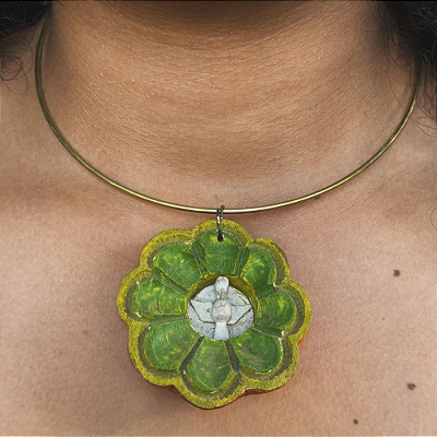 Colar choker com pingente de flor  em madeira