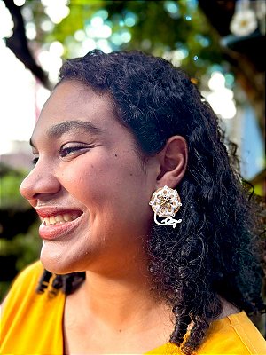 Brinco dourado com renda renascença