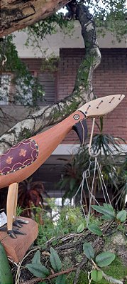 Escultura- Pássaro branco e vinho em madeira de Sérgio Teofilo