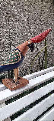 Escultura- Pássaro vermelho e azul, em madeira de Sérgio Teofilo