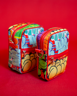 SHOULDER BAG ESTAMPADA COM BOLSO FRONTAL - BOMB