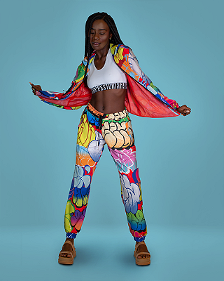 Calça jogger over estampada com bolsos laterais e traseiro - Bomb