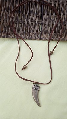 Colar cordão boho com pingente dente sabre em metal