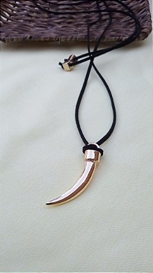 Colar cordão boho com pingente dente sabre