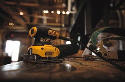 LIXADEIRA ORBITAL ELETRICA 127V 1/4POL. - DEWALT