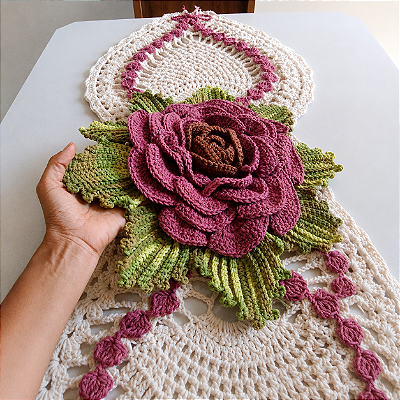 Trilho de Mesa Abacaxi Mega Rosa – Artesanal em Crochê