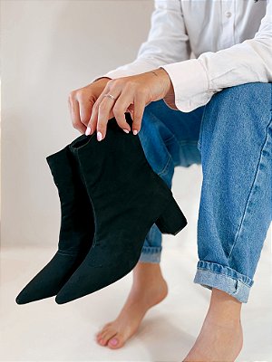 Bota Feminina Bico Fino, Cano Curto Carla - Preta