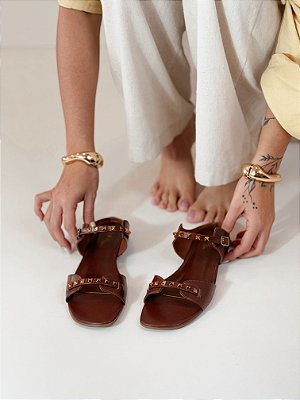 Rasteira Feminina Morgana – Café com Tachas Douradas