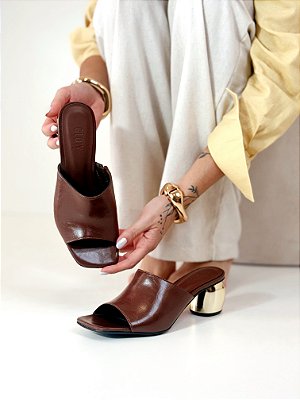 Tamanco Feminino Bruna – Café com Salto Dourado