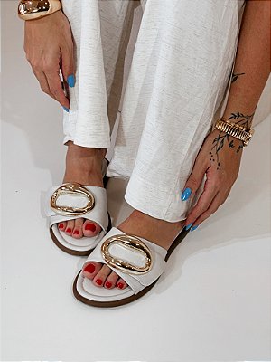 Rasteira Feminina Nice – Off White em Sintético Madrid com Peça Dourada