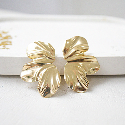 Brinco meia flor orgânico banhado a ouro 18k