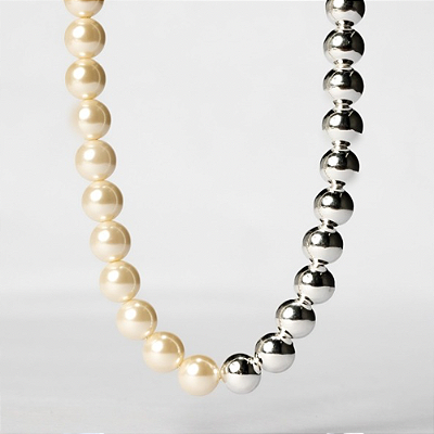 Colar duo esferas e pérolas banhado a ródio branco