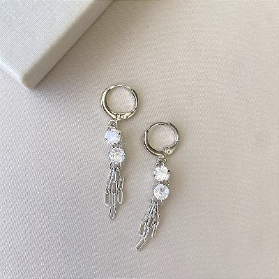 Brinco corrente com 2 zircônias banhado ródio branco