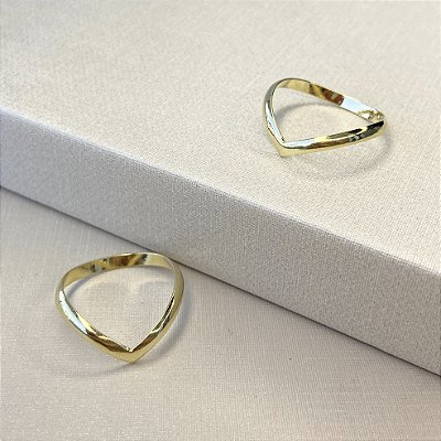 Anel V banhado a ouro 18k