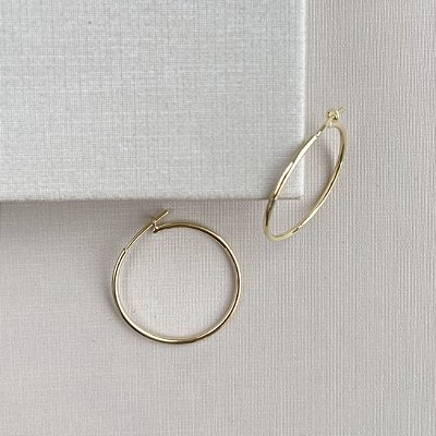 Brinco argola fina P banhado a ouro 18k